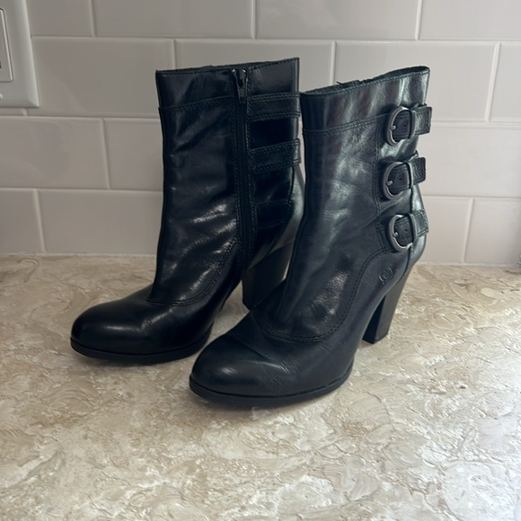 Woman’s born boot size 7 black - Picture 3 of 9